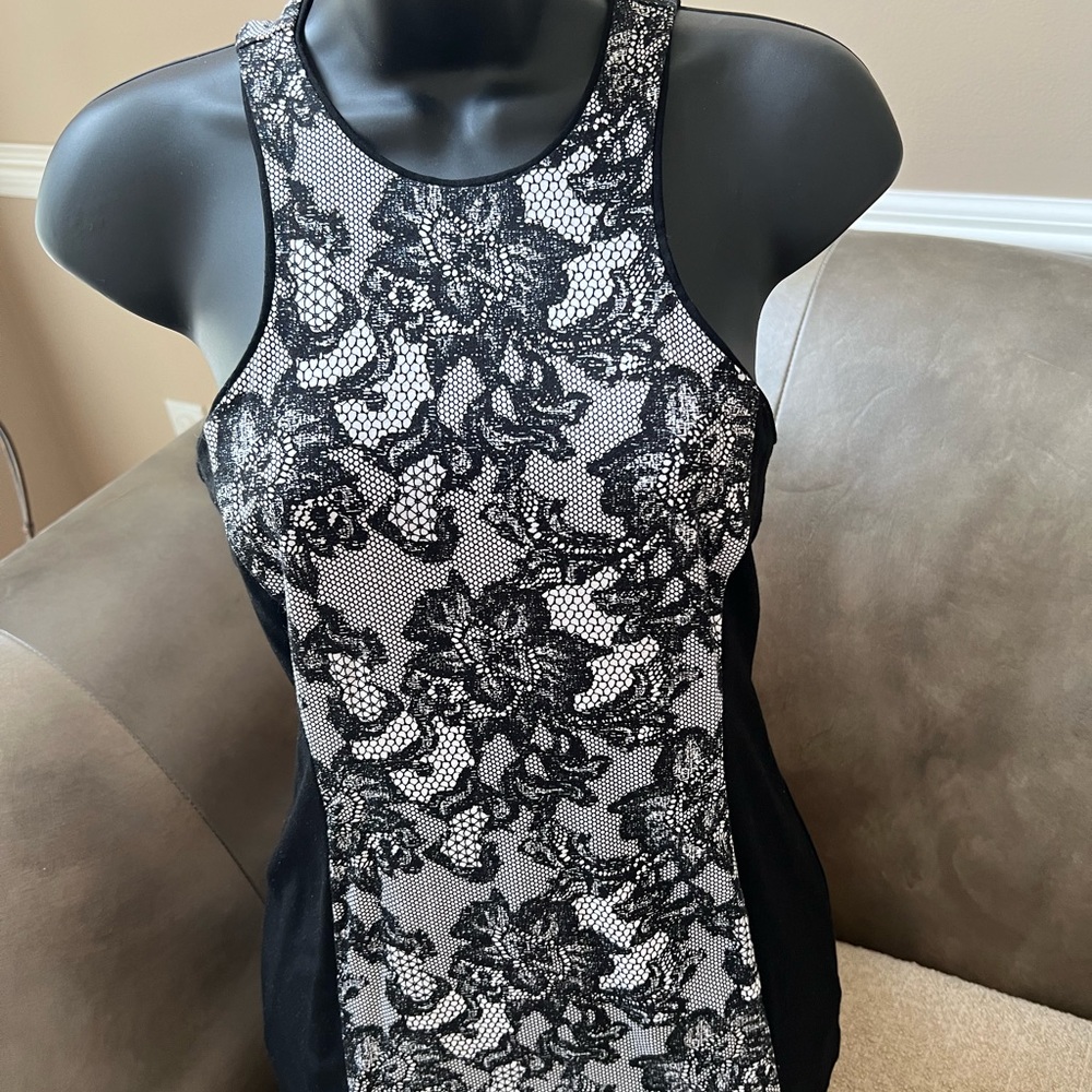 Cache Sleeveless Top 
Size S
Black & White
**Worn only once**
$25 or BEST OFFER